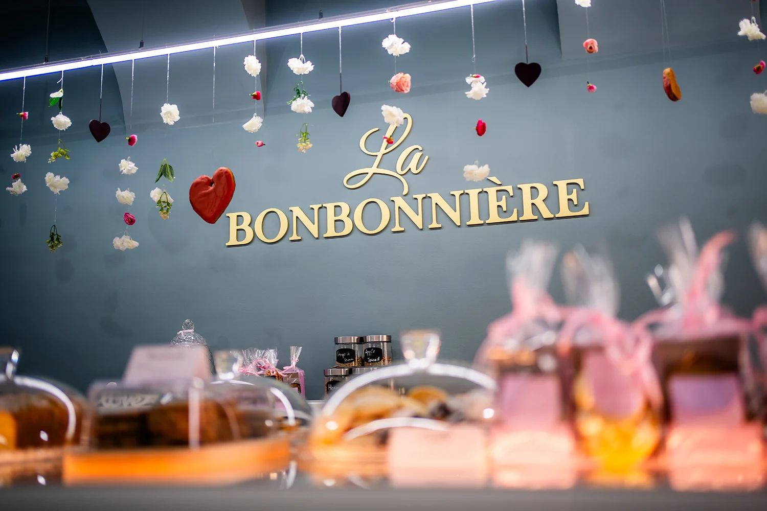 Vedere de la tejghea cu vitrine și logo