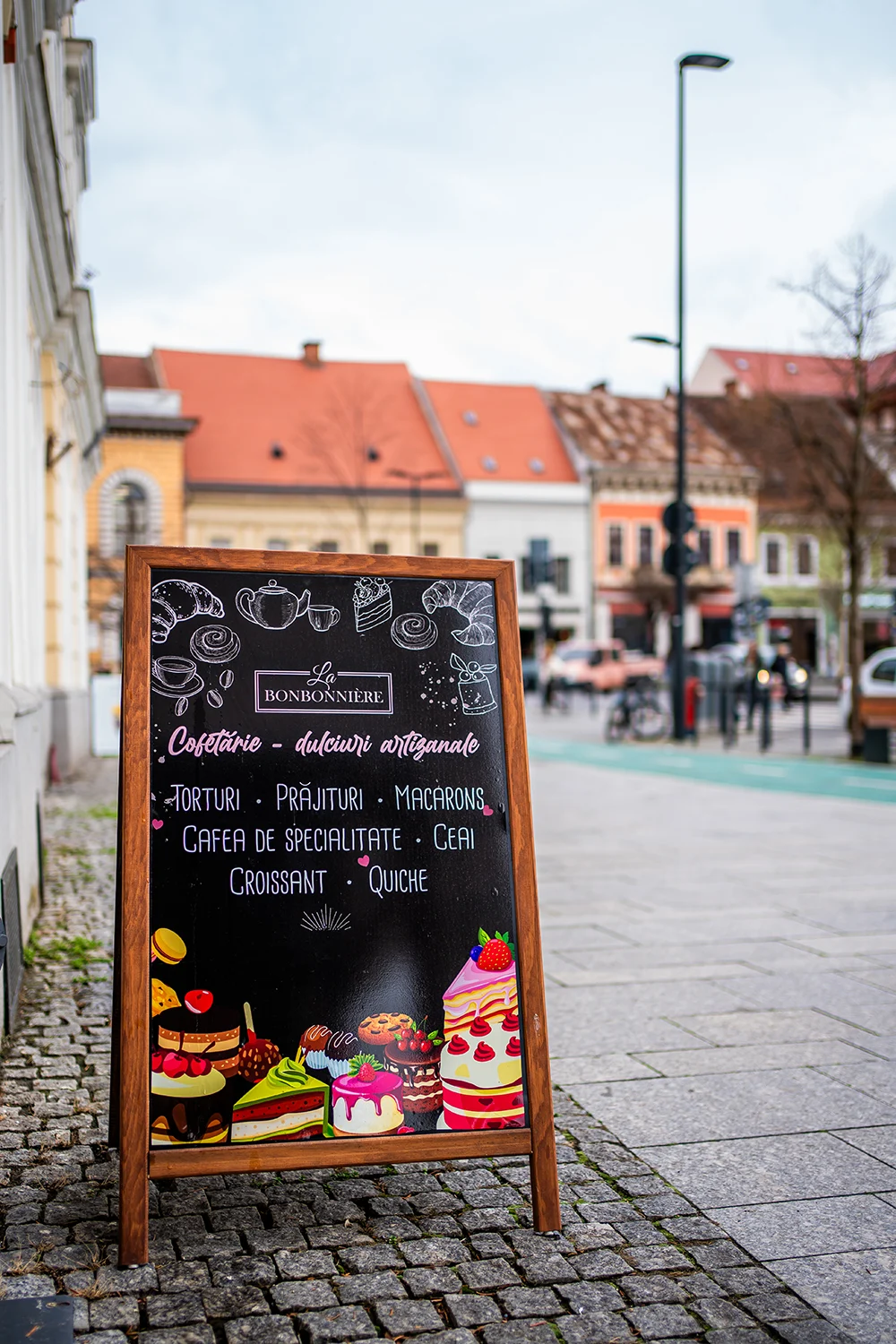 Panou exterior cu meniu în Piața Unirii