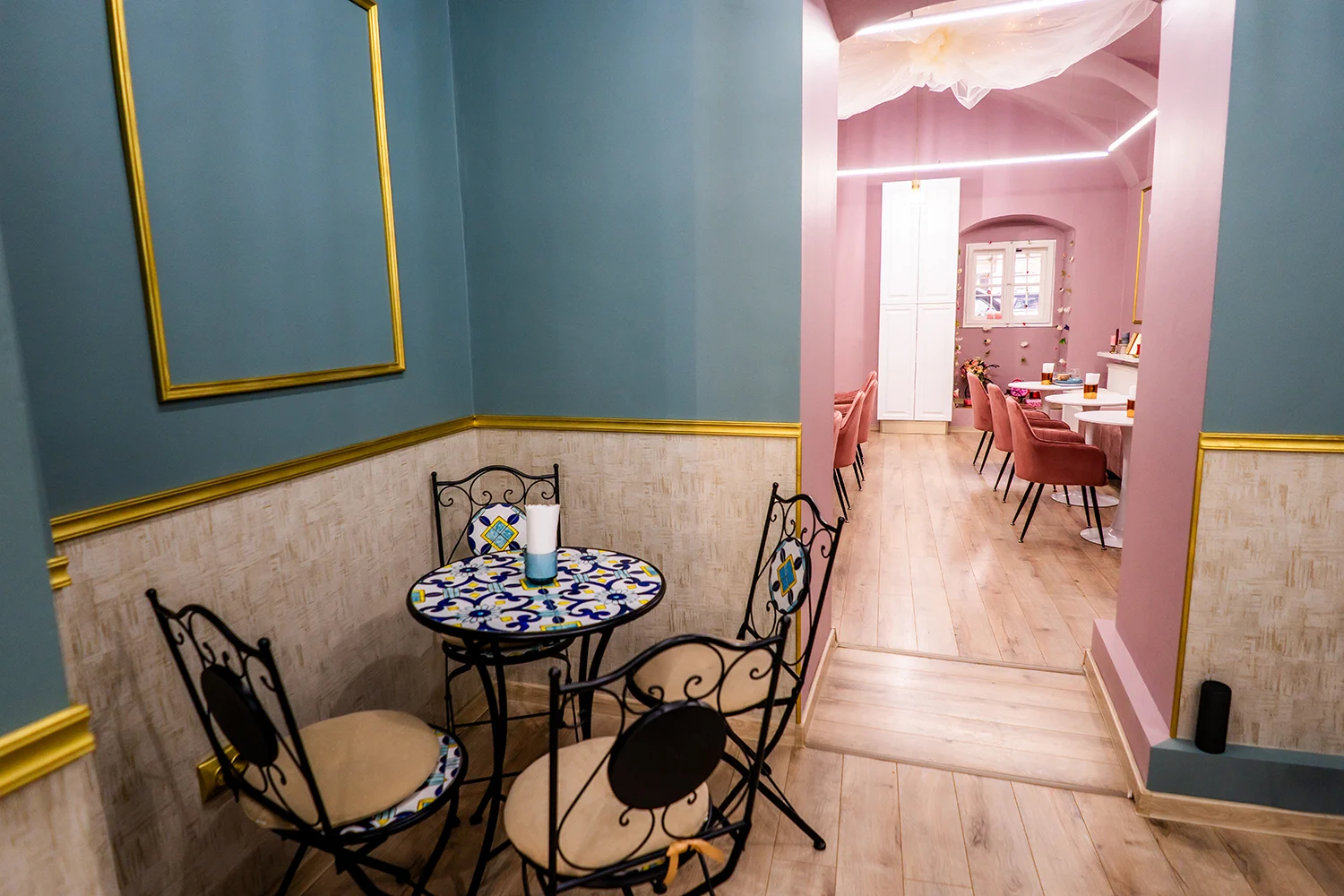 Interior cofetărie La Bonbonnière - zona de servire