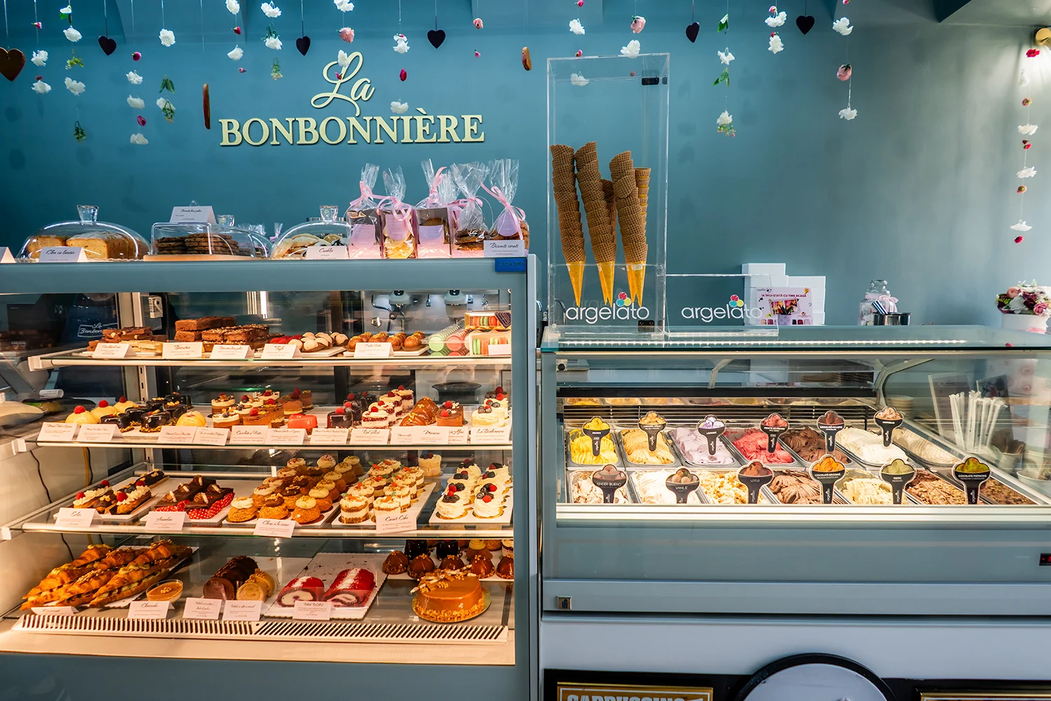 Vitrine cu prăjituri și înghețată