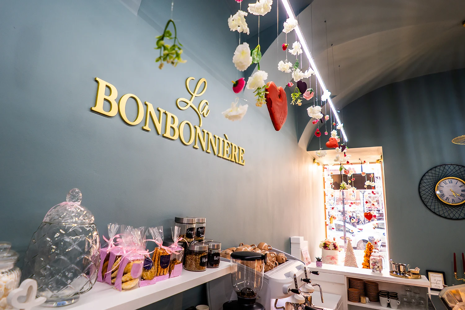 Zona principală cu logo și decorațiuni