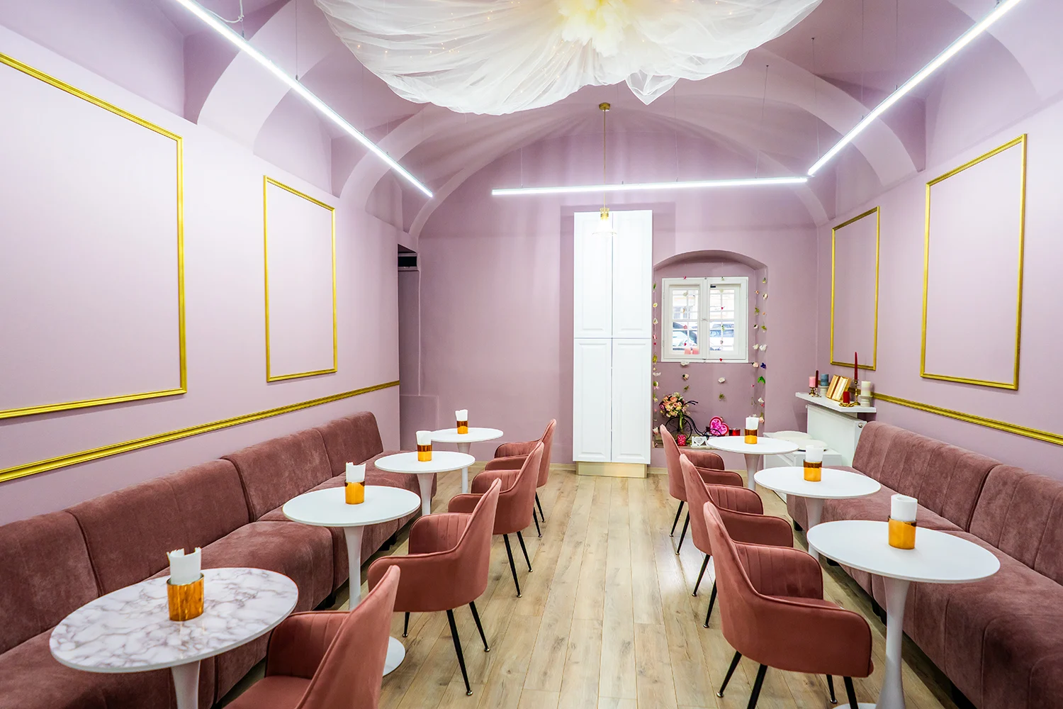 Zona de servire cu mese albe