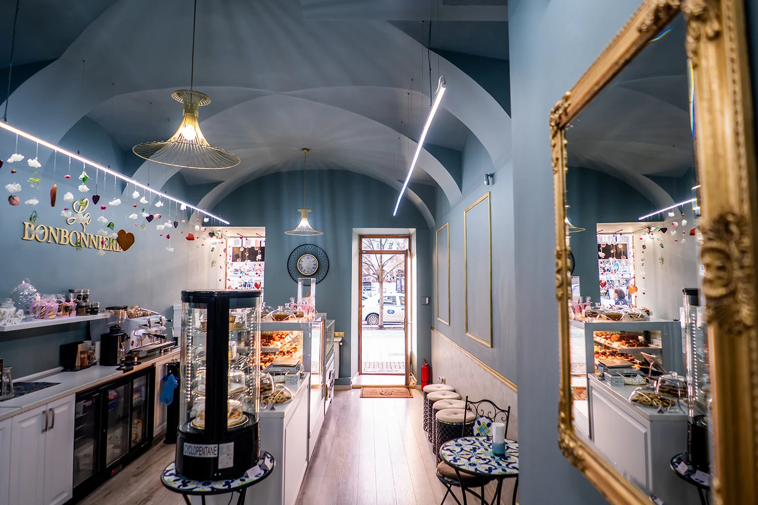 Interior complet cu arcade și vitrine