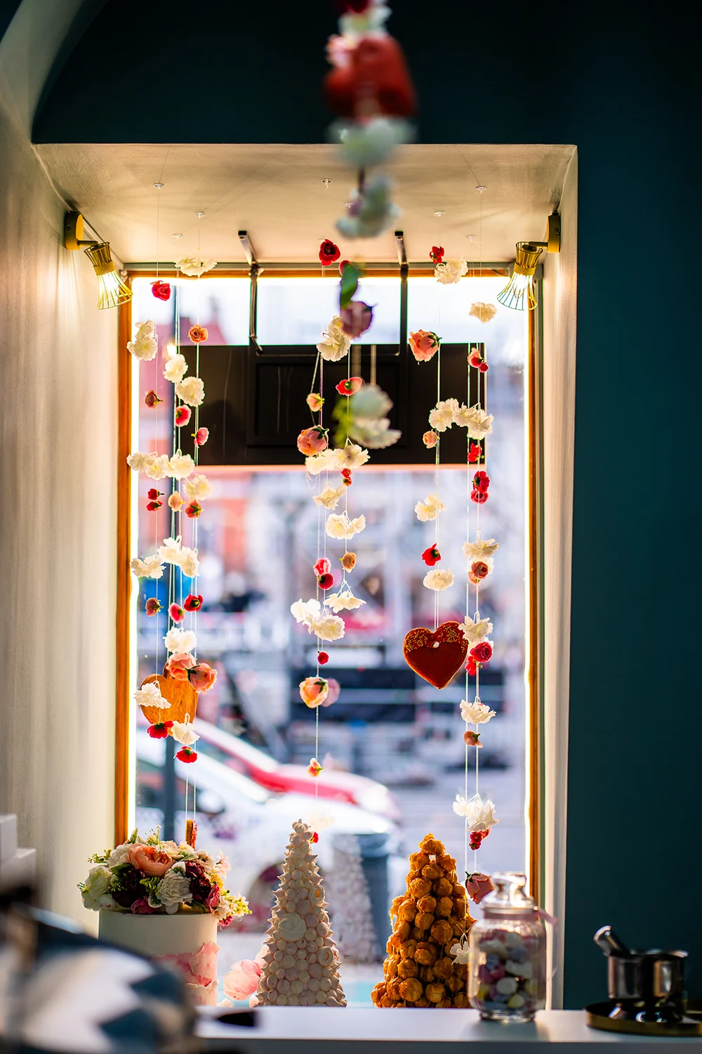 Vitrina cu decorațiuni florale