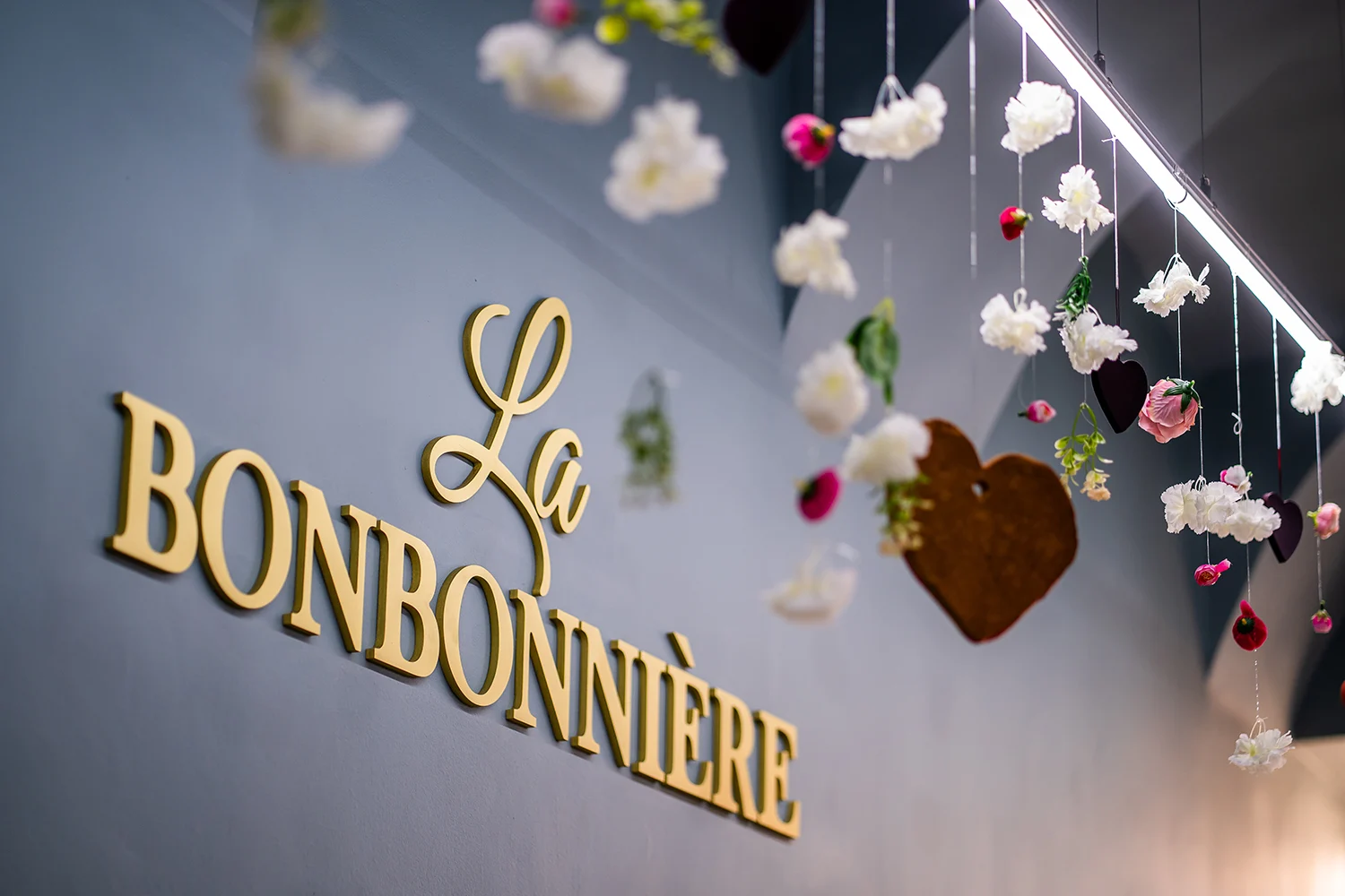 Logo auriu La Bonbonnière cu decorațiuni