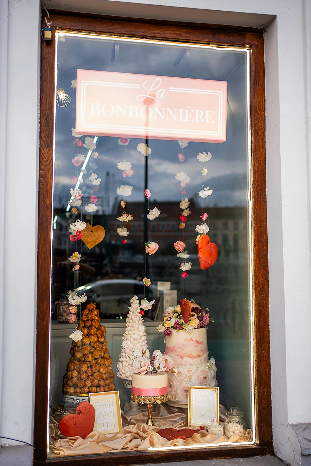 Vitrina exterioară cu torturi și decorațiuni