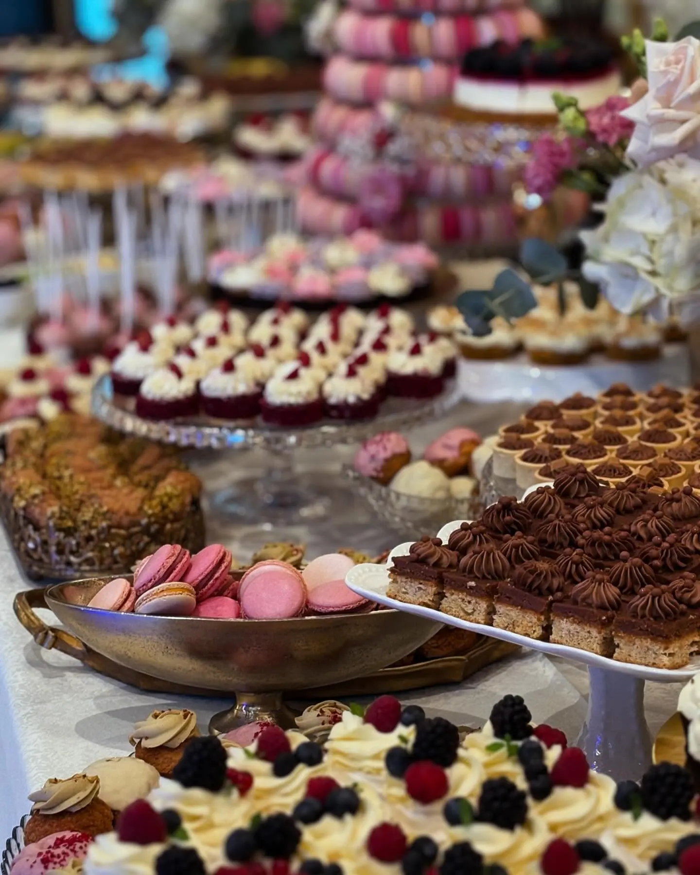 Detalii deserturi premium cu macarons și ciocolată