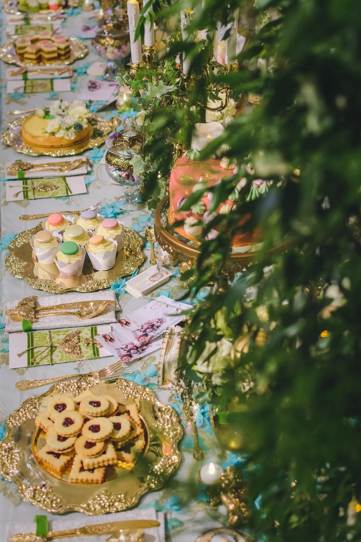 Setup candy bar în grădină cu decorațiuni aurii