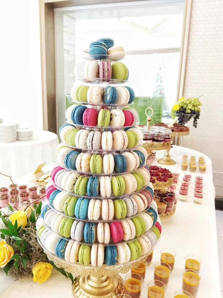 Turn de macarons colorați