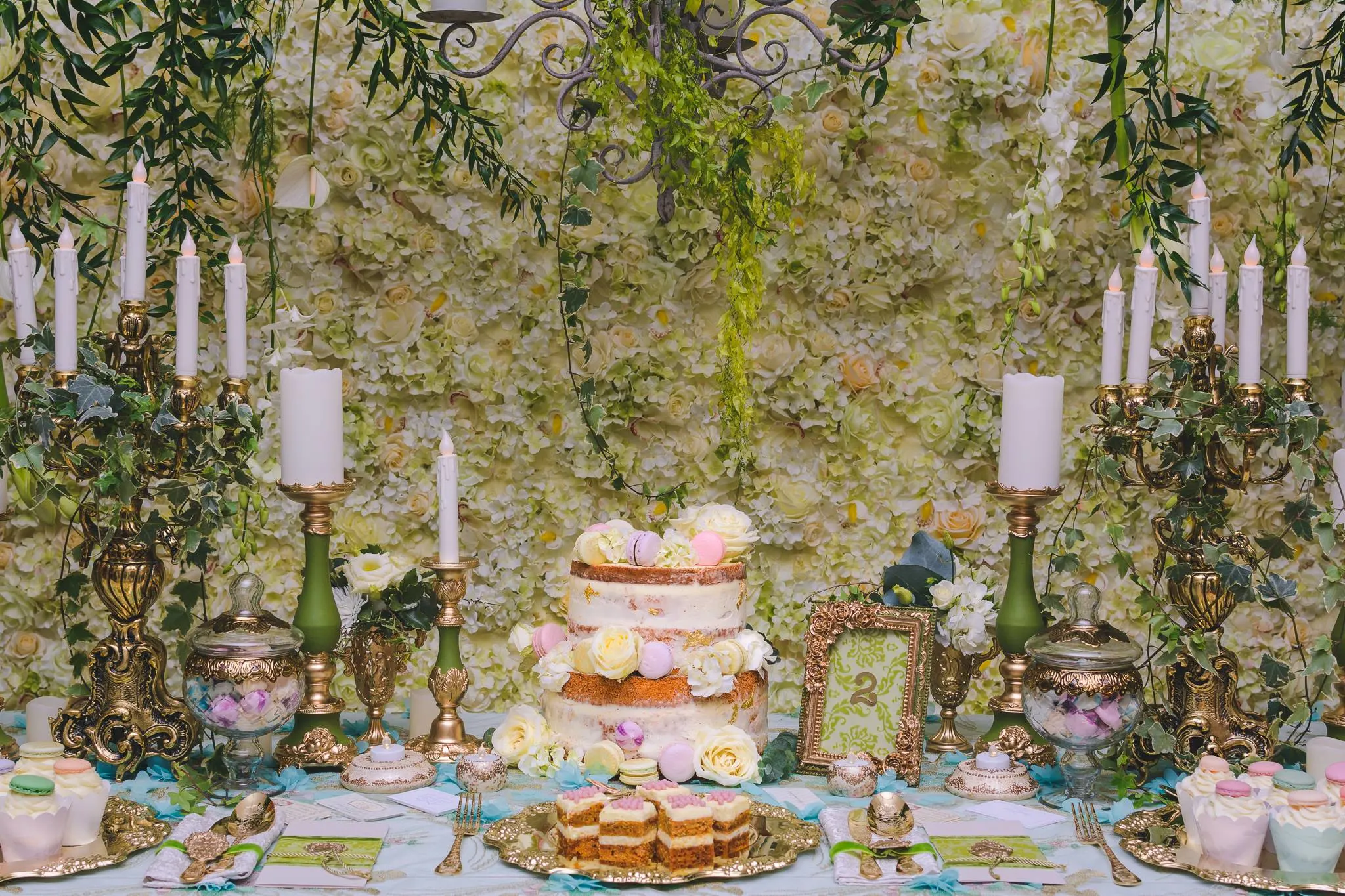 Candy Bar elegant cu decorațiuni florale