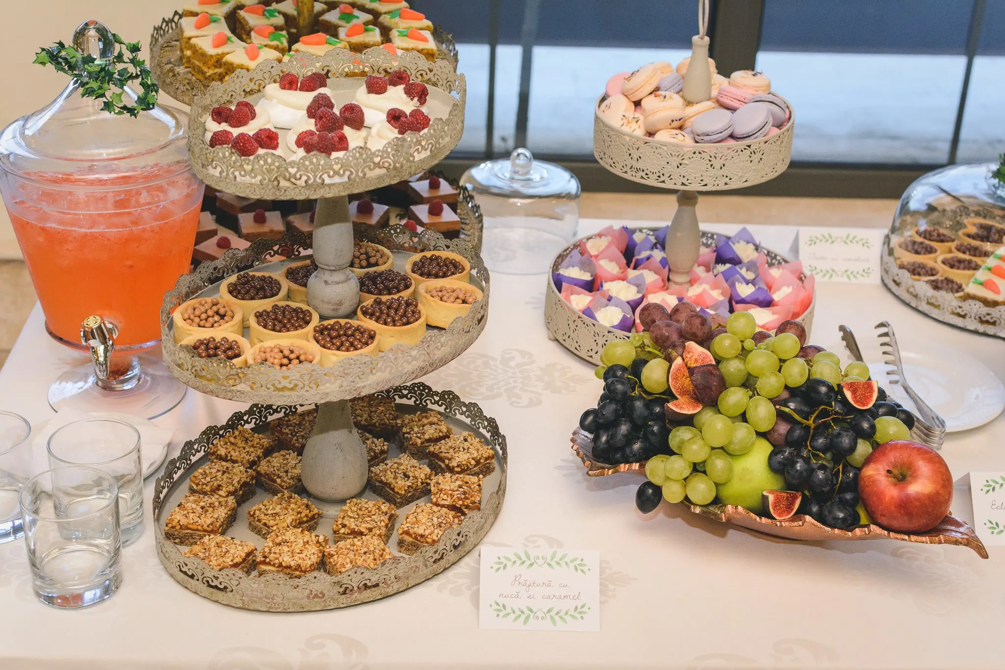 Candy bar elegant cu varietate de deserturi